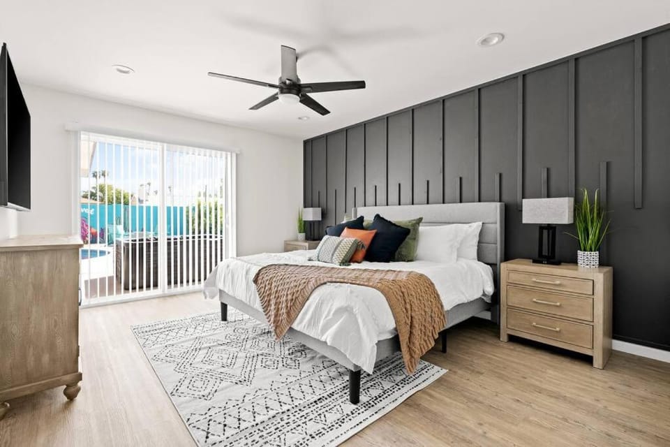 Bed, TV and multimedia, Photo of the whole room, Bedroom, fireplace