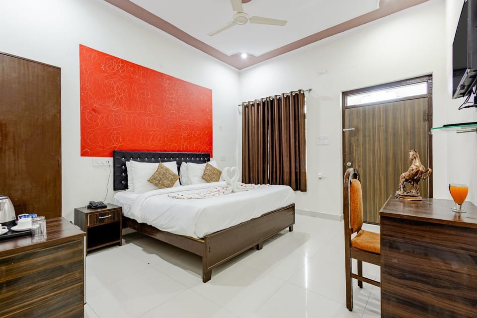 Bed, TV and multimedia, Photo of the whole room, Bedroom