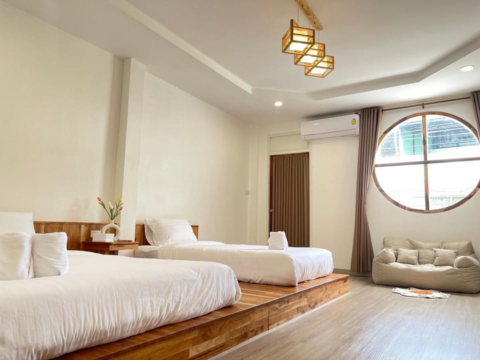 Bed, Living room, Photo of the whole room, Seating area, Bedroom