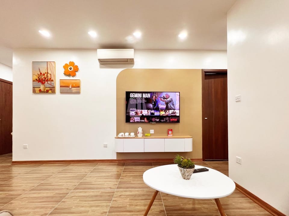 Communal lounge/ TV room, TV and multimedia, Living room, air conditioner