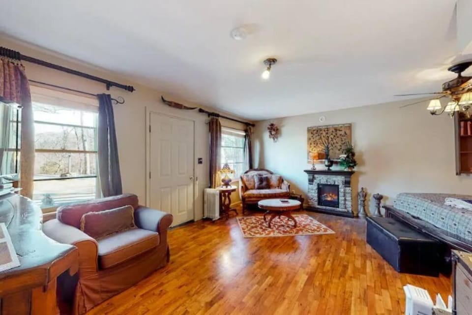 Wolfs Den at Tradewinds - Pool Apartment in Eureka Springs