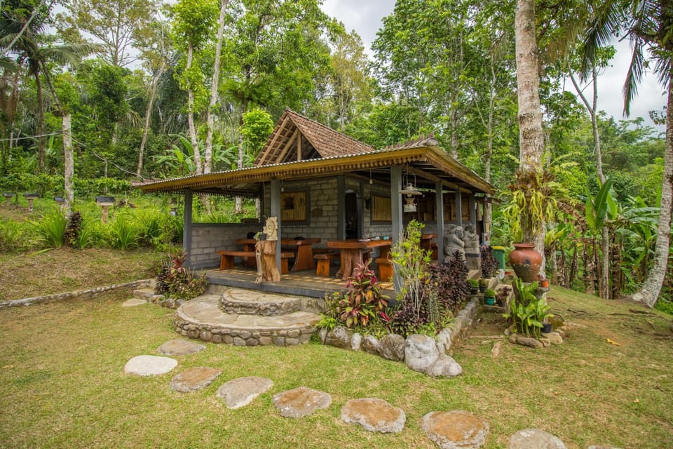 Property building, Restaurant/places to eat, Day, Natural landscape, Garden, Garden view