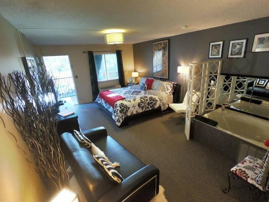 Jacuzzi Suite 204 - Tradewinds Apartment in Eureka Springs