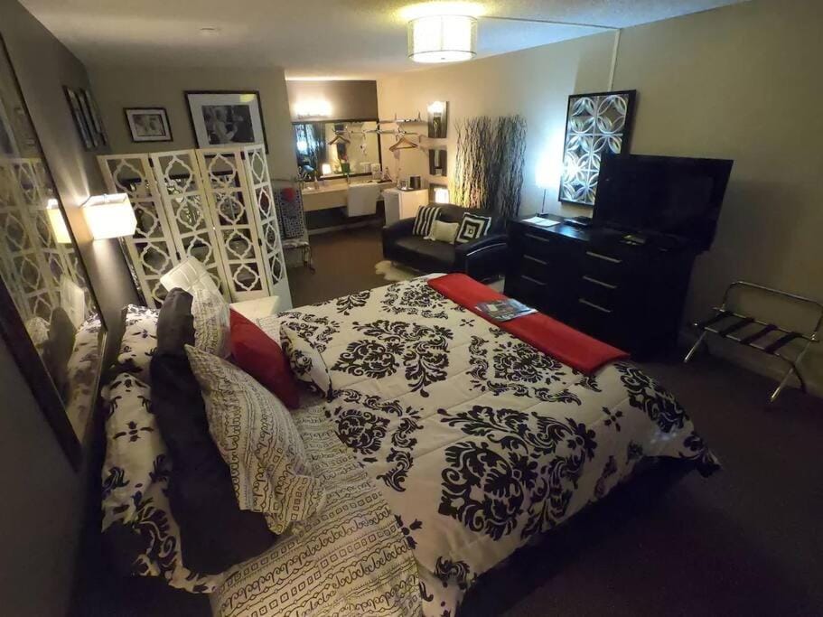 Jacuzzi Suite 204 - Tradewinds Apartment in Eureka Springs