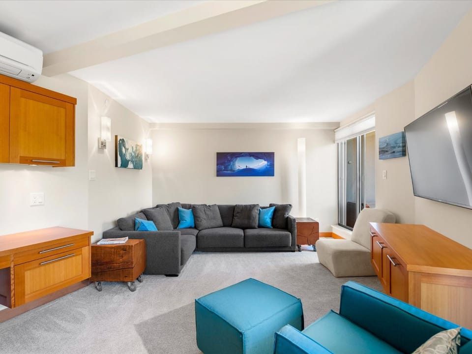 Ski In/Out, Steam Shower, Pool, Hot Tub, Sauna Apartment in Whistler