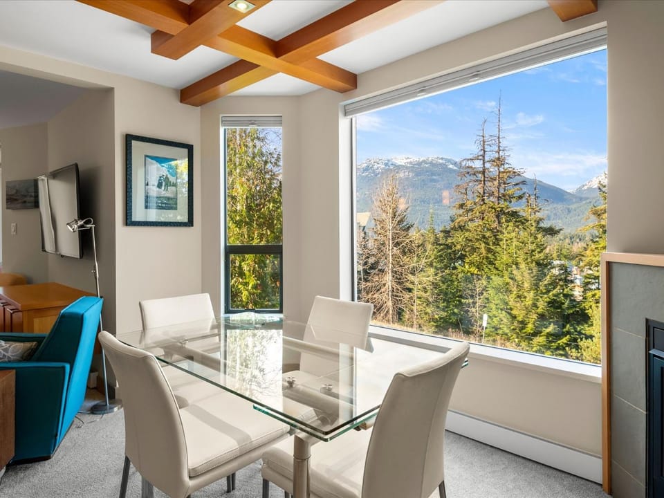 Ski In/Out, Steam Shower, Pool, Hot Tub, Sauna Apartment in Whistler