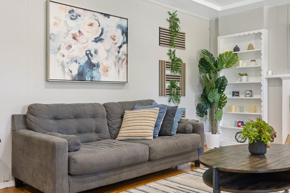 5 Mins Walk To Oldtown Monrovia Cozy 4 Br Home House in Monrovia