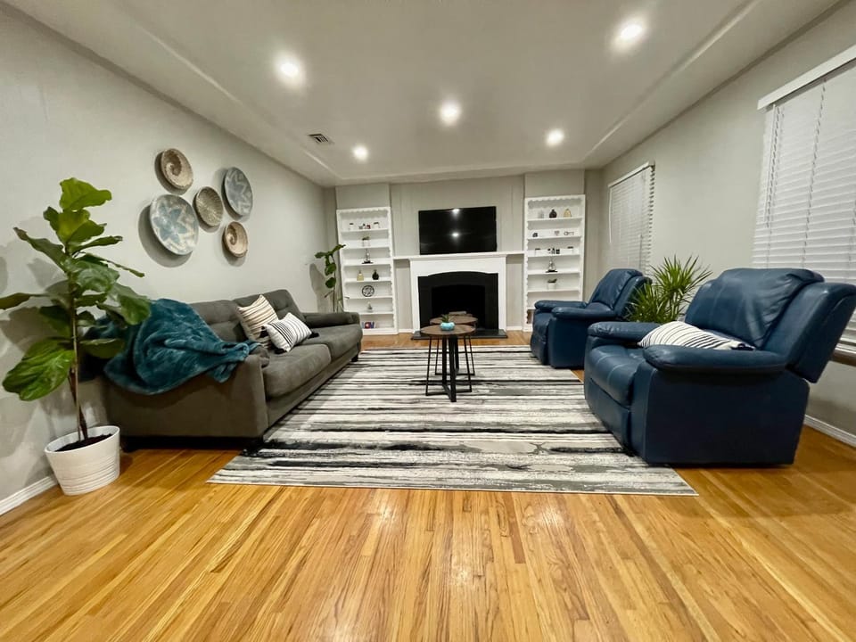 5 Mins Walk To Oldtown Monrovia Cozy 4 Br Home House in Monrovia