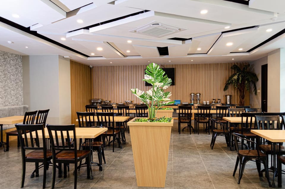 Restaurant/places to eat, Banquet/Function facilities