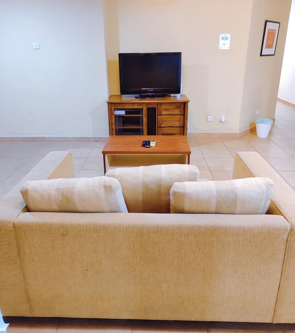 TV and multimedia, Living room, Seating area, Evening entertainment
