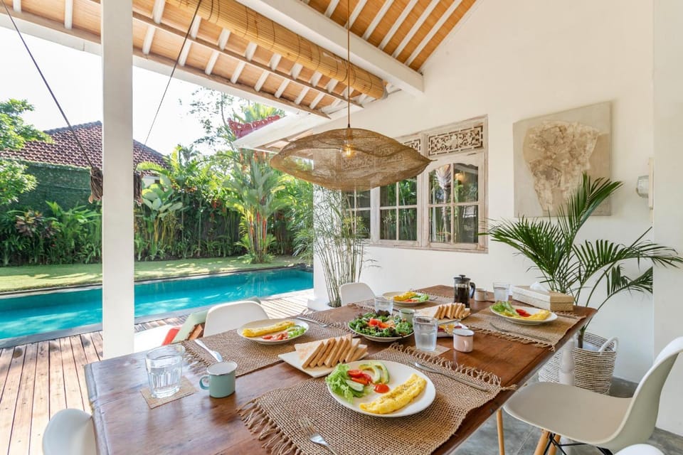 Garden, Dining area, Pool view