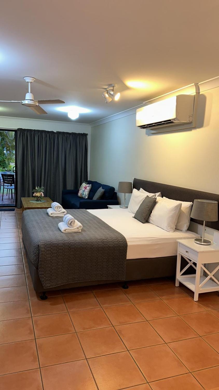 Bed, Living room, Photo of the whole room, towels, air conditioner