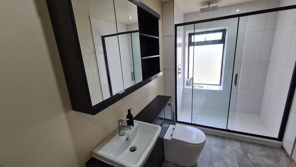 Shower, Toilet