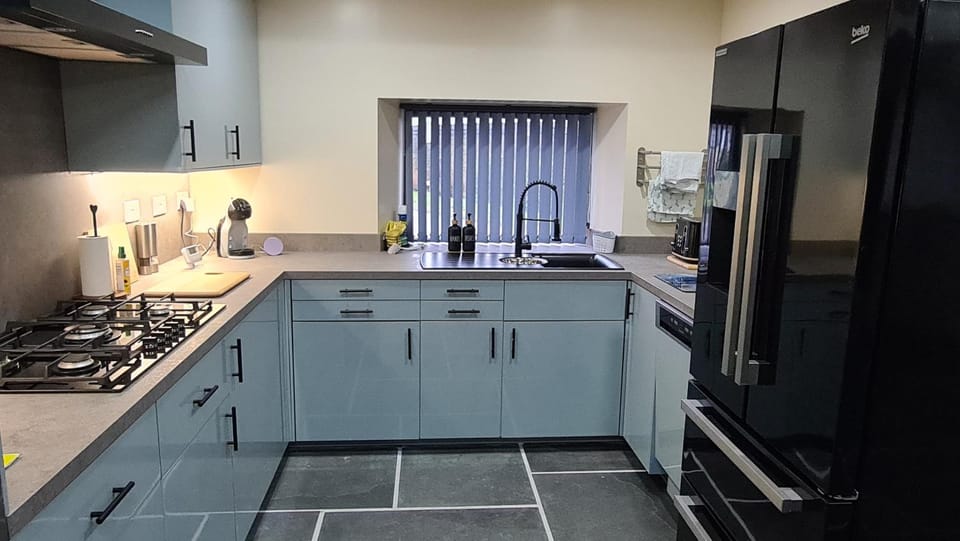 Kitchen or kitchenette, dishwasher, stove