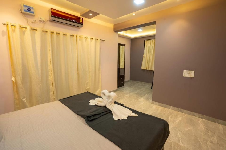 Bed, Photo of the whole room, Bedroom, towels, air conditioner