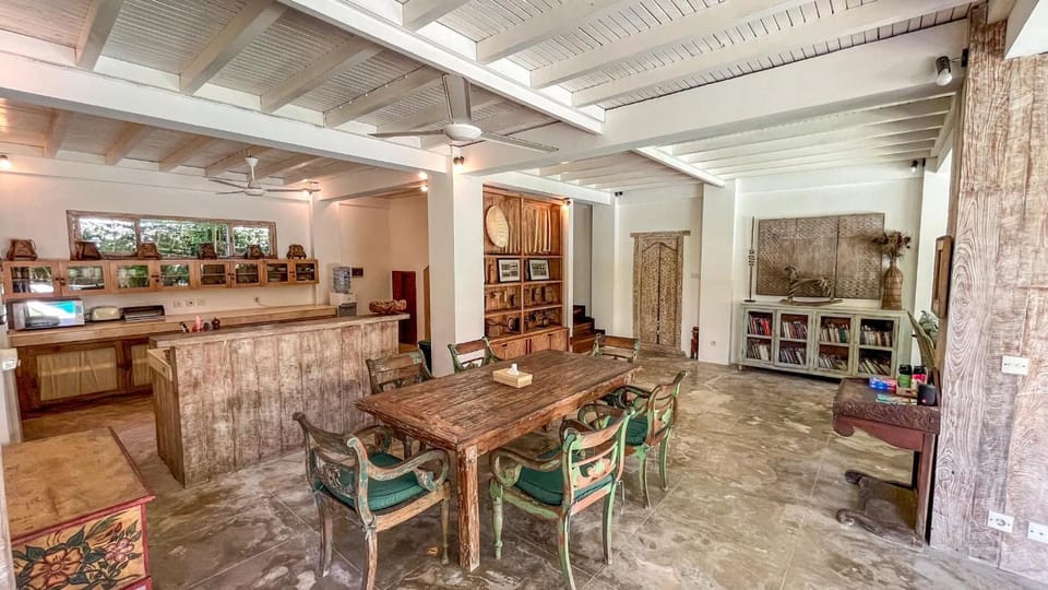 Kitchen or kitchenette, Seating area, Dining area