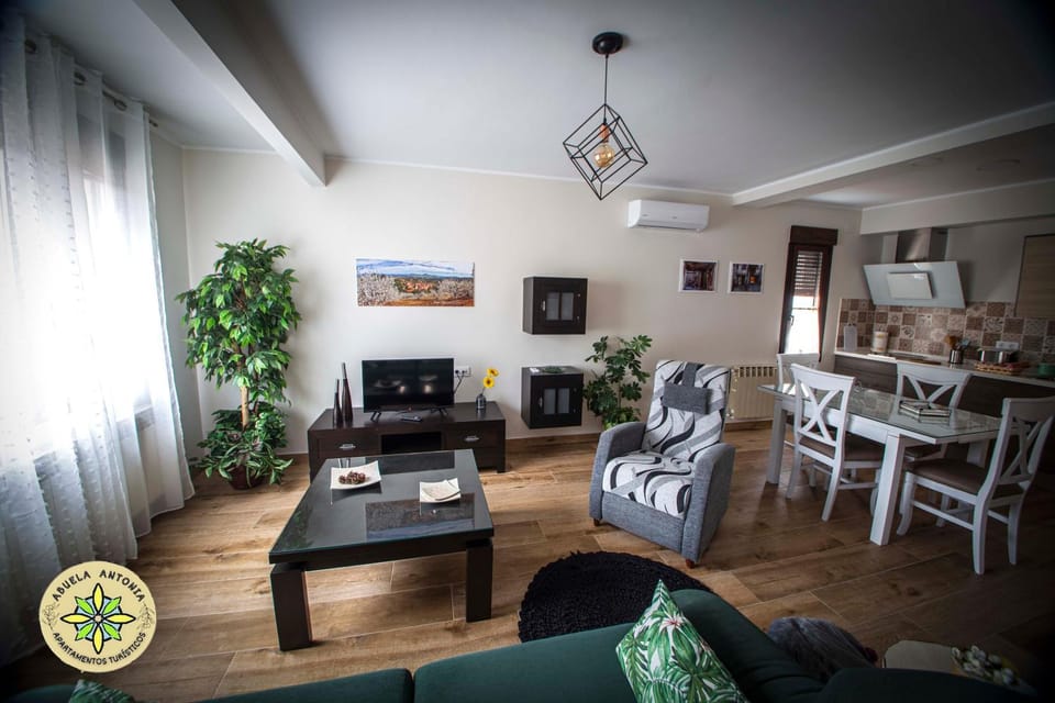 TV and multimedia, Living room, Seating area, Dining area