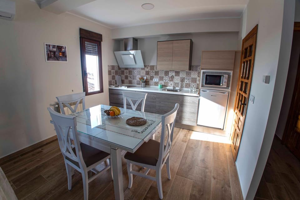 Kitchen or kitchenette, minibar