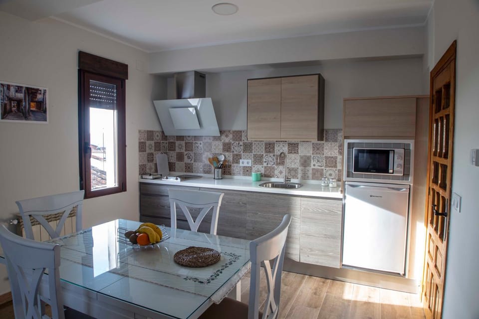 Kitchen or kitchenette, Dining area, minibar, toaster