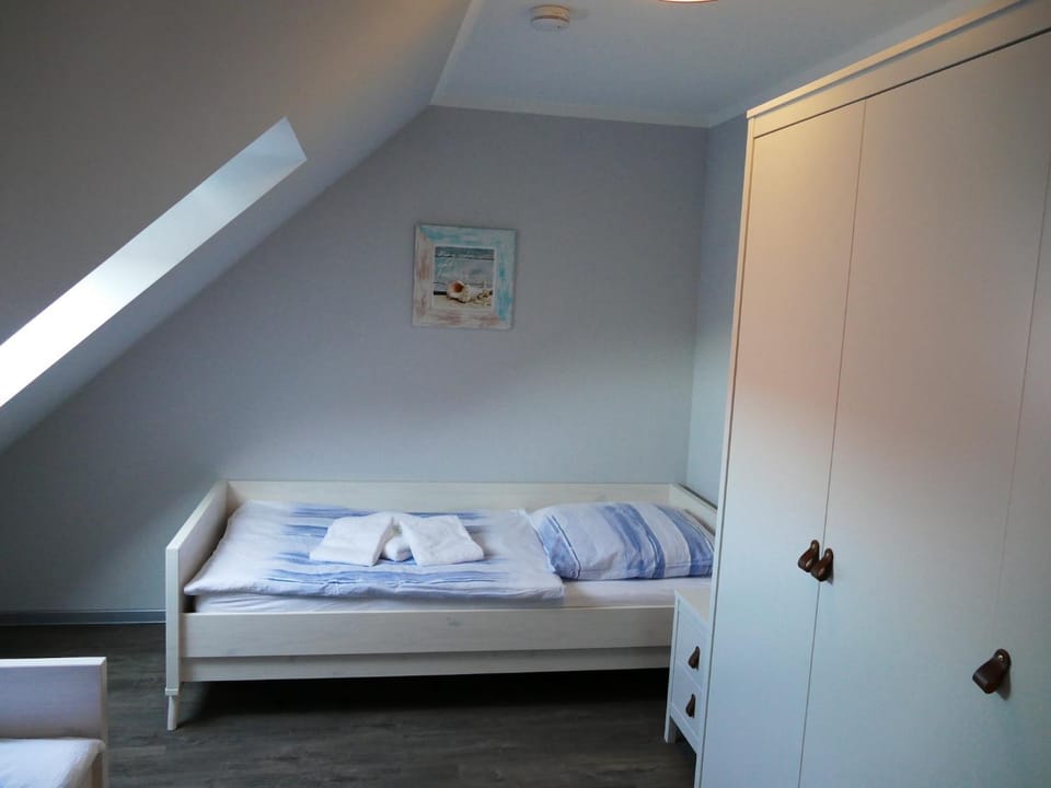Bedroom, wardrobe