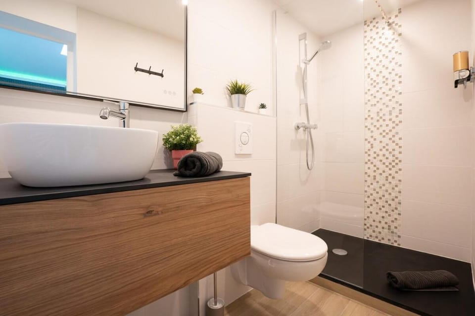 Shower, Toilet, Bathroom