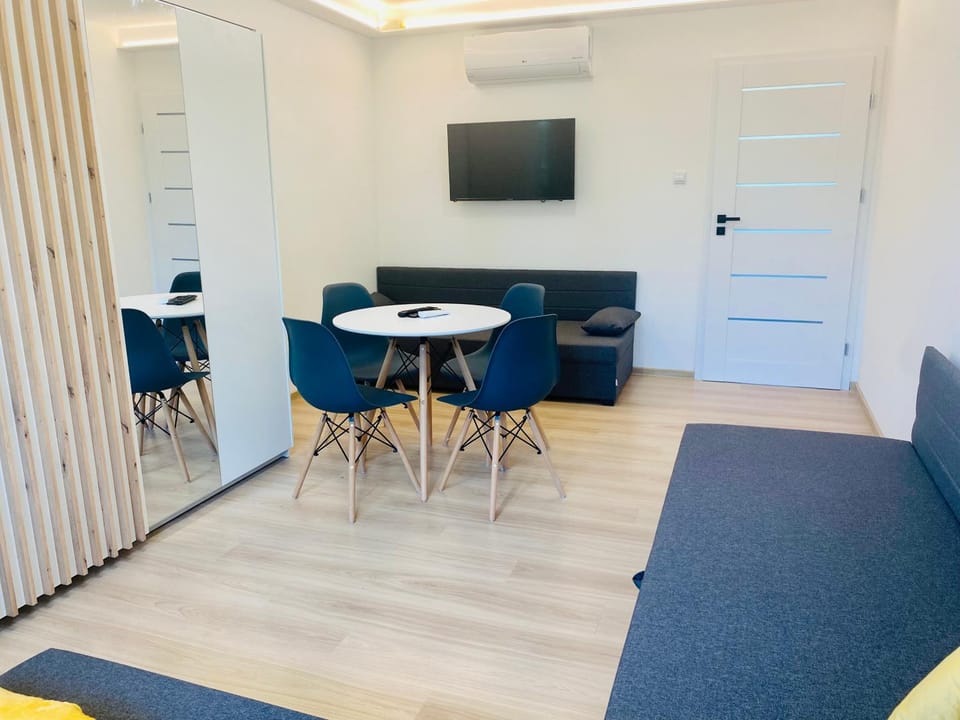 TV and multimedia, Kitchen or kitchenette, Living room, Seating area, Dining area