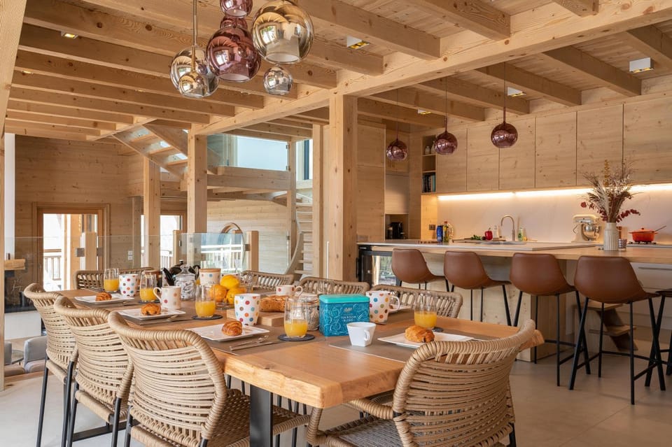 Lounge or bar, kitchen