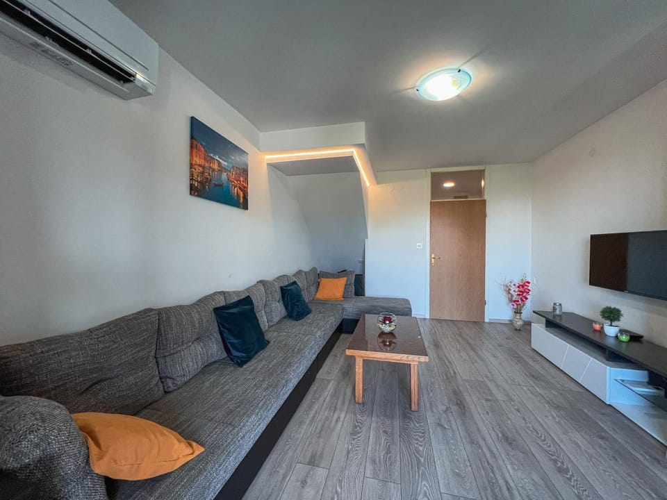 Large apartment FELICITA near center Apartment in Split