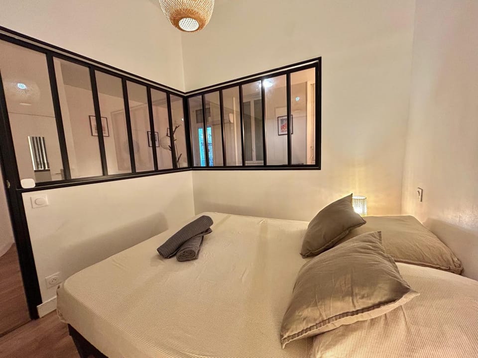 Bed, Photo of the whole room, Bedroom, towels