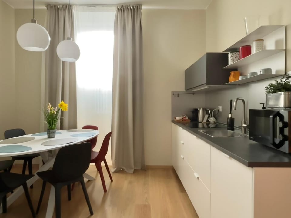 Coffee/tea facilities, Kitchen or kitchenette, Dining area, stove
