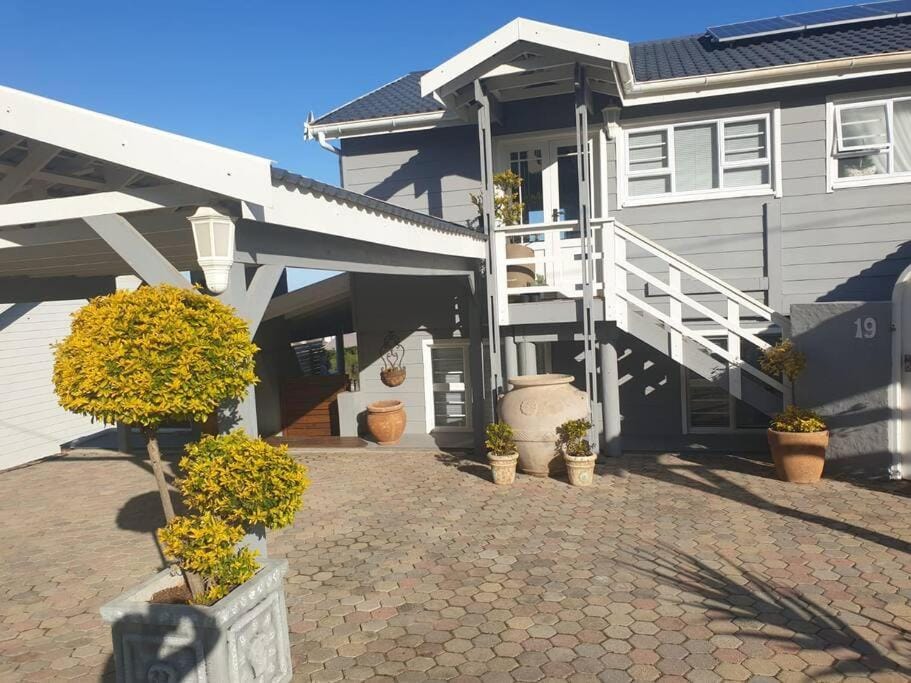 Property building, Facade/entrance, Sea view, Parking