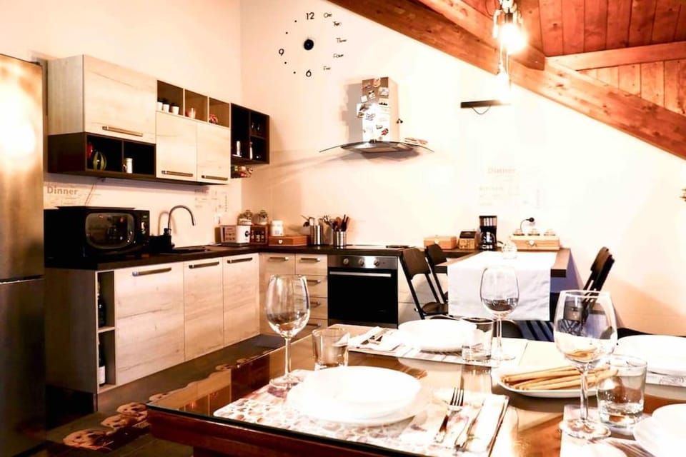 Coffee/tea facilities, Kitchen or kitchenette, Food and drinks, Dining area, minibar, pet friendly, stove, toaster
