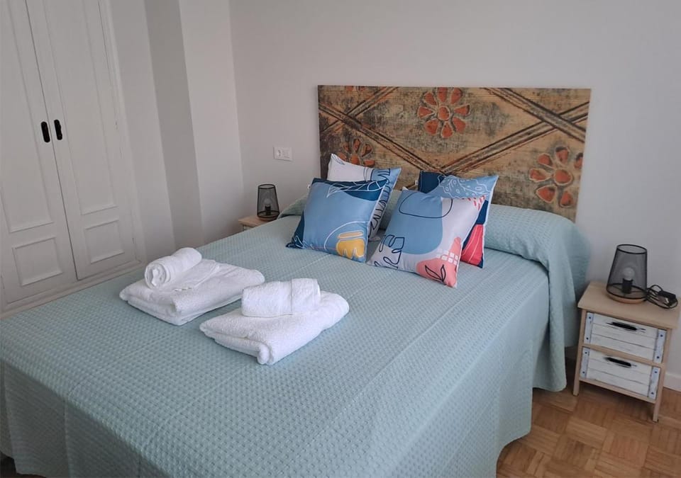 Bed, Photo of the whole room, Bedroom, towels