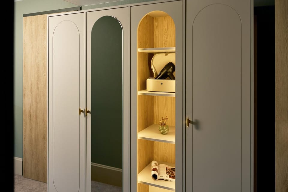 hair dryier, wardrobe