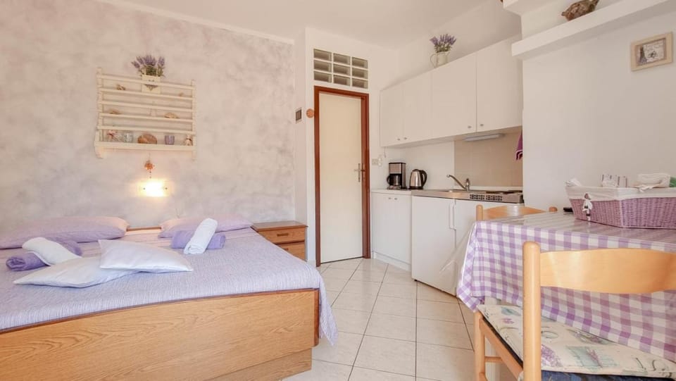 Bed, Kitchen or kitchenette