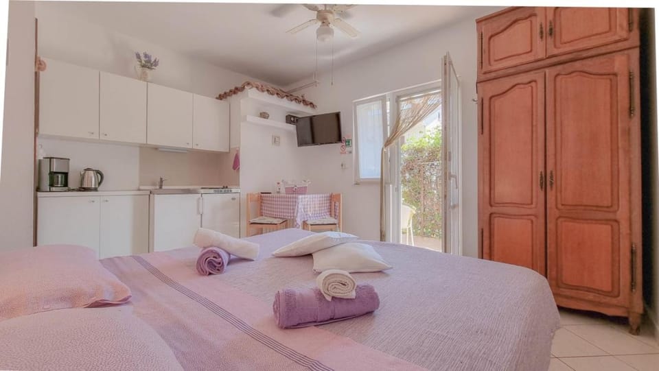 Bed, Kitchen or kitchenette