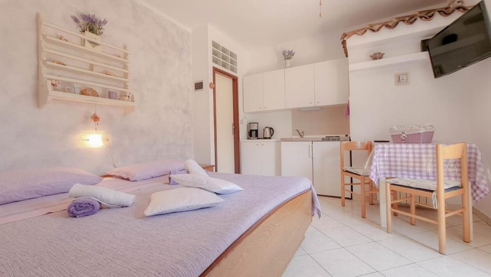 Bed, Kitchen or kitchenette