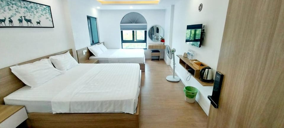 Bed, TV and multimedia, Photo of the whole room, Seating area, Bedroom