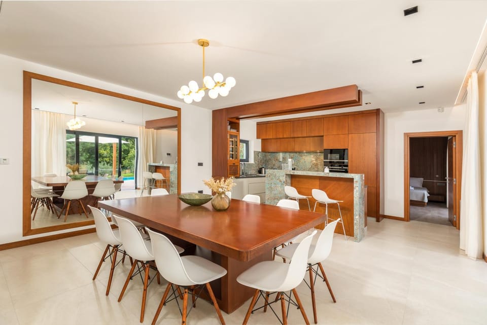 Kitchen or kitchenette, Seating area, Dining area