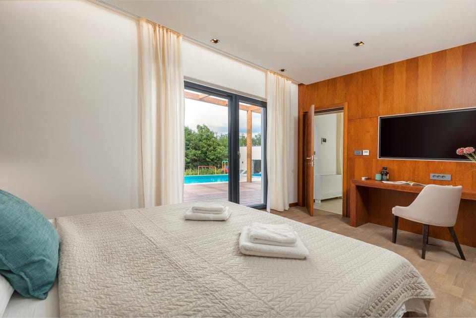 Bed, TV and multimedia, Photo of the whole room, Bedroom, towels, wardrobe