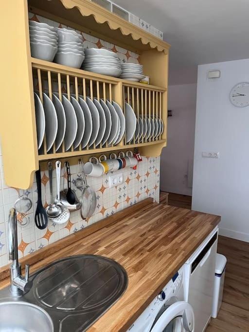 Kitchen or kitchenette, minibar, pet friendly, stove