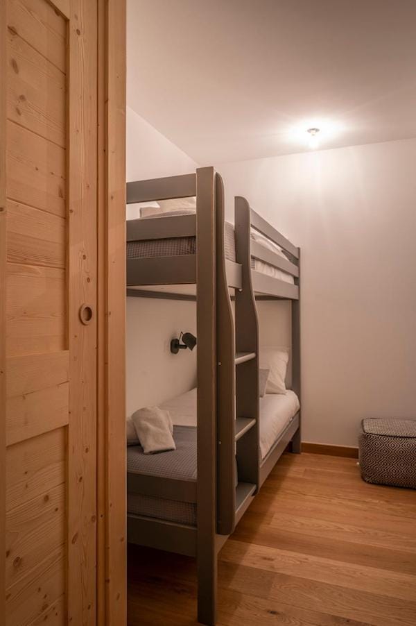 Bedroom, bunk bed