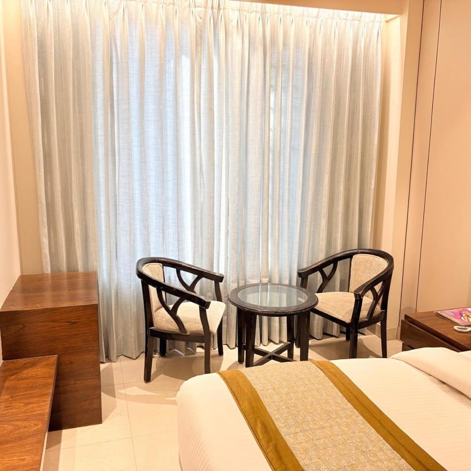 Bed, Photo of the whole room, Seating area, Dining area, Bedroom