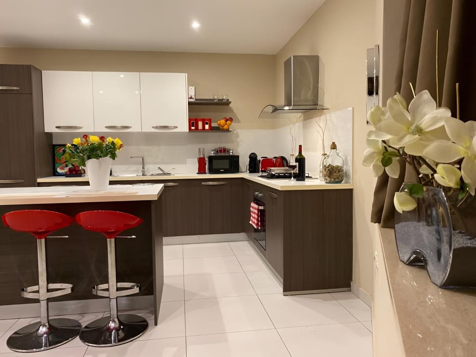 Seating area, minibar, pet friendly, pet friendly, toaster, toaster, kitchen, kitchen