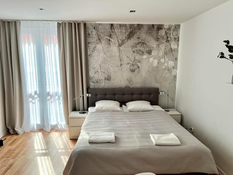 Bed, Photo of the whole room, towels