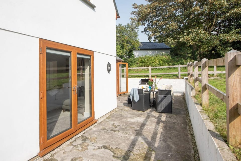 Property building, Patio, Day, Garden