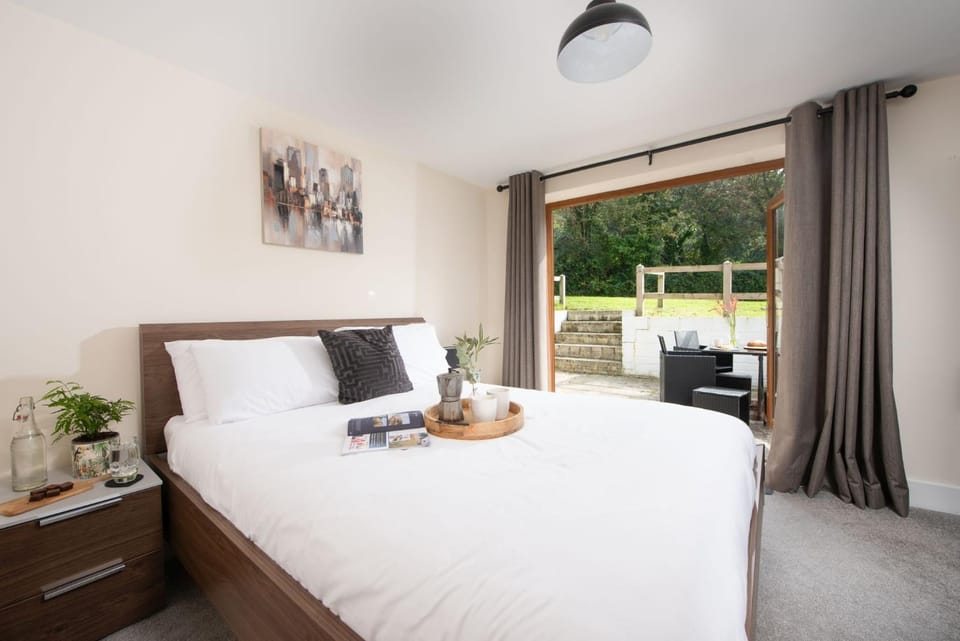 Property building, Patio, Bed, Bedroom, Garden view