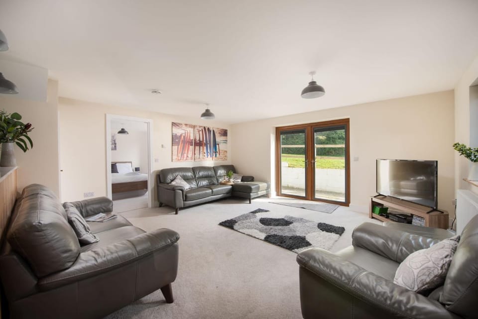 Property building, TV and multimedia, Living room, Seating area