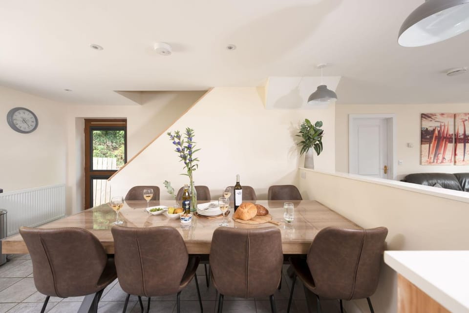 Property building, Seating area, Dining area