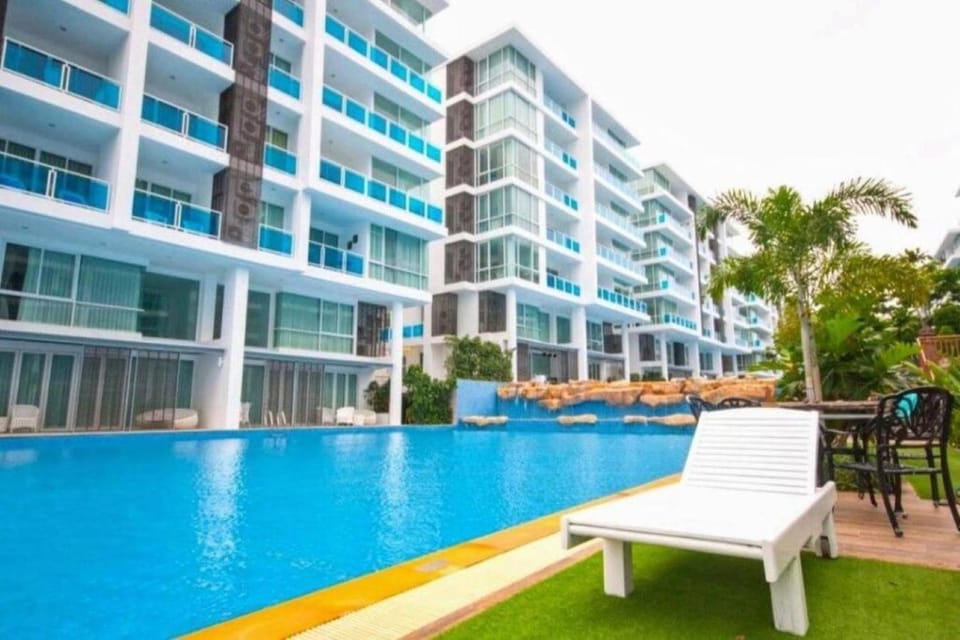 Balcony/Terrace, Pool view, Swimming pool, Swimming pool, sunbed